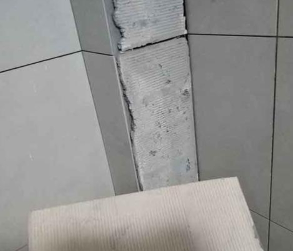 忻州瓷砖空鼓维修公司分享下厨房瓷砖脱落的补救措施。